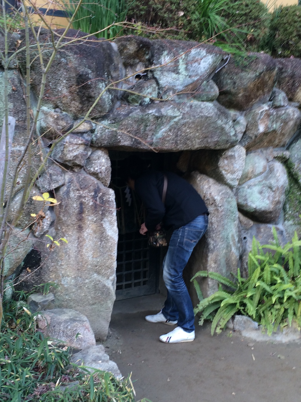 三光神社の「真田の抜け穴跡」入口を覗く