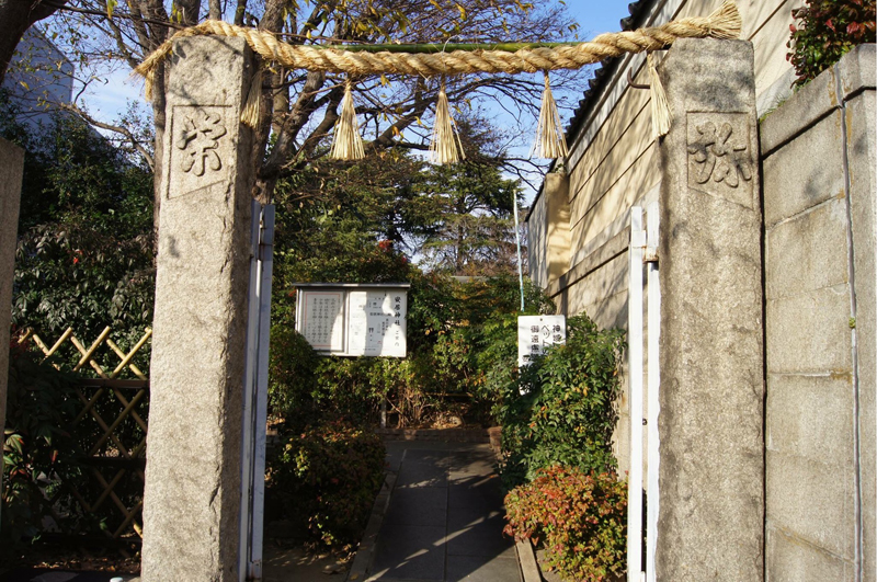 安居神社の参道入口。狭い参道
